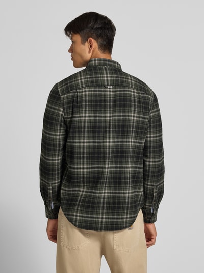 Männermodel trägt Regular Fit Freizeithemd aus reiner Baumwolle von Superdry, grün-kariert, Button-Down-Kragen, Ganzkörperansicht Rückansicht.