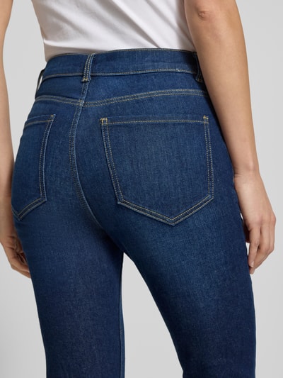 Frauenmodel trägt Slim Fit Jeans im 5-Pocket-Design von Jake*s Casual in dunkelblau mit Kontrastnähten, Nahaufnahme Rückansicht. Elastischer Baumwoll-Mix.