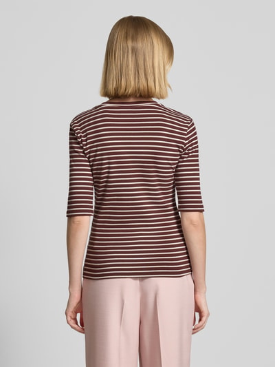 Männermodel trägt Longsleeve mit 3/4-Arm und V-Ausschnitt von Christian Berg Woman, mieszanka bawełny z dodatkiem streczu, krój straight fit, dekolt w serek, rękaw o dł. 3/4, długość tyłu w rozmiarze S: 54 cm, widok całej sylwetki z tyłu
