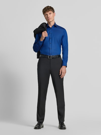Mannelijk model draagt Regular Fit Business-Hemd mit Kentkragen van Christian Berg Men in helderblauw, puur katoen, met lange mouwen, knoopsluiting, ruglengte 78 cm, schouderbreedte 45 cm, mouwlengte 65 cm, ganzekörperaanzicht van voren.