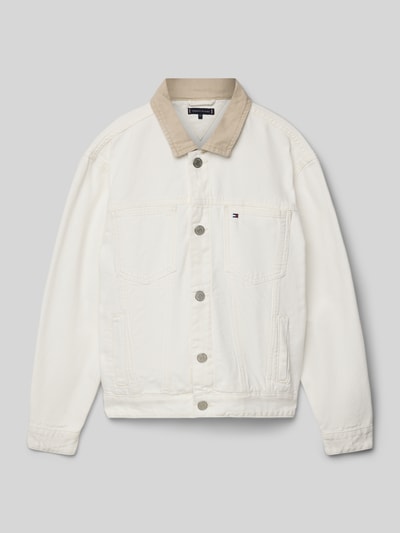 Produktfoto, Oversized Jeansjacke aus reiner Baumwolle von Tommy Hilfiger Teens in offwhite mit beigem Umlegekragen, denimstructuur, borstzakken, knoopsluiting, logo-applicatie.