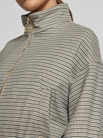 Frauenmodel trägt Regular Fit Kurzblazer mit Allover-Muster Modell 'AMEFINE' von HUGO, Hahnentritt, Stehkragen, Nahaufnahme Oberkörper