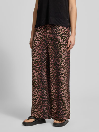 Frauenmodel trägt Weite HOSE in Crêpe-Verarbeitung Modell 'TIFFANY' von Pieces, Optik:Unifarben, Passform: Wide Leg, Bundabschluss: Elastisch, Seitliche Eingrifftaschen, Materialverarbeitung: Crêpe, Ganzkörperansicht von vorne.