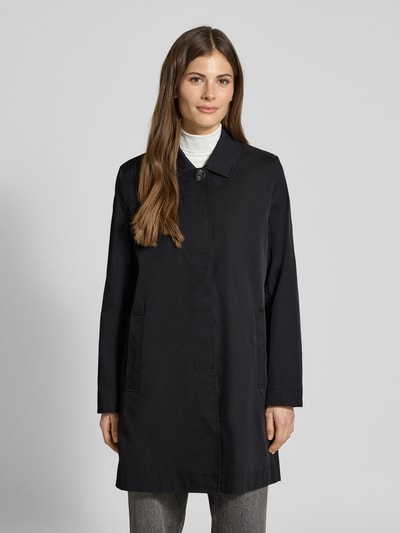 Frauenmodel trägt Mantel mit verdeckter Knopfleiste und Eingrifftaschen von Christian Berg Woman Selection in Schwarz, Gerader Schnitt, Kentkragen, Seitliche Eingrifftaschen, Rückenlänge 87 cm, Schulterbreite 40 cm, Brustweite 54 cm, Ärmellänge 62 cm, Ganzkörperansicht von vorne.