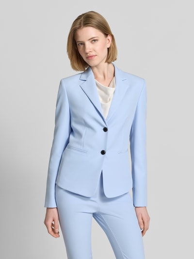 Frauenmodel trägt Regular Fit Kurzblazer von HUGO in Hellblau, unifarben mit 2-Knopf-Verschluss und Paspeltaschen, Ganzkörperansicht von vorne.