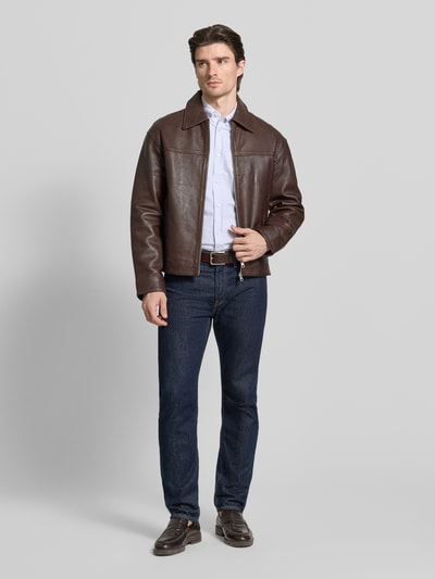 Männermodel trägt Slim Fit Freizeithemd aus reiner Baumwolle Modell 'H-ROAN' von BOSS mit Allover-Muster und Knopfleiste, Ganzkörperansicht von vorne.