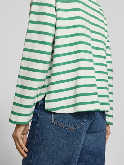 Frauenmodel trägt Longsleeve mit Rundhalsausschnitt Modell 'RAMSI' von B.Young aus reine Baumwolle im lockerer Schnitt, grün-weiß gestreift, Rückenlänge 54 cm bei Größe S, Nahaufnahme Oberkörper.