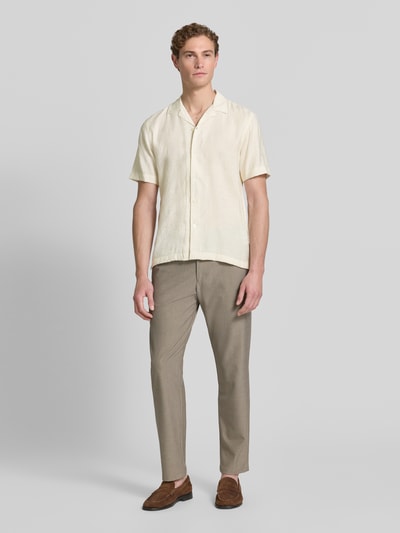 Männermodel trägt Modern Fit Freizeithemd mit Strukturmuster von Lindbergh, Viskose-Mix, Reverskragen, Knopfleiste, Ganzkörperansicht von vorne.