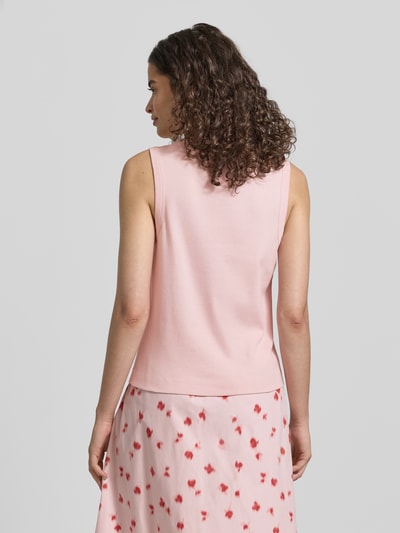 Frauenmodel trägt Tanktop aus Baumwolle mit Rundhalsausschnitt von JAKE*S STUDIO WOMAN in Rosa, glatte Textur, Regular Fit, Ganzkörperansicht Rückansicht.