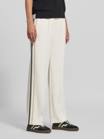 Vrouwenmodel draagt Hose mit elastischem Bund und Galonstreifen van Marc Cain, regular fit, elastische band, persplooien, galonstrepen, bandwijdte maat 36: 38 cm, binnenbeenlengte maat 36: 78 cm, crèmekleurig met donkere strepen, gladde textuur, detailopname van het onderlichaam