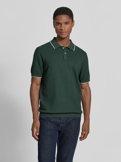 Männermodel trägt Regular Fit Poloshirt mit Kontrastkante von Christian Berg Men aus Reine Baumwolle, Strukturmuster, Ganzkörperansicht von vorne.