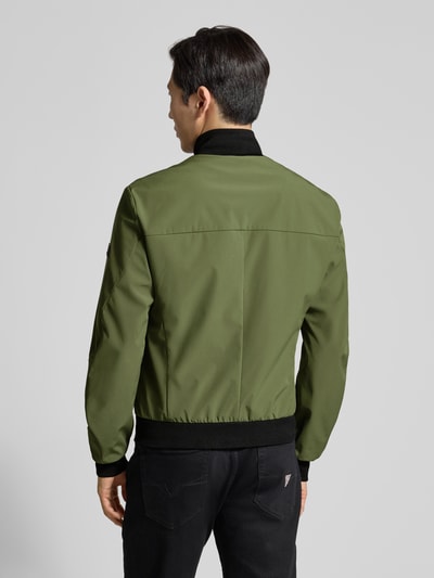 Męski model nosi Jacke mit Stehkragen Modell 'POTOSI' od Peuterey, zielony materiał-mix ze stretchem, krój regular fit, widok całej sylwetki z tyłu. Szerokość w rozmiarze M: 59 cm, długość tyłu: 64 cm, szerokość ramion: 49 cm, długość rękawa: 67 cm, dwukierunkowy zamek.