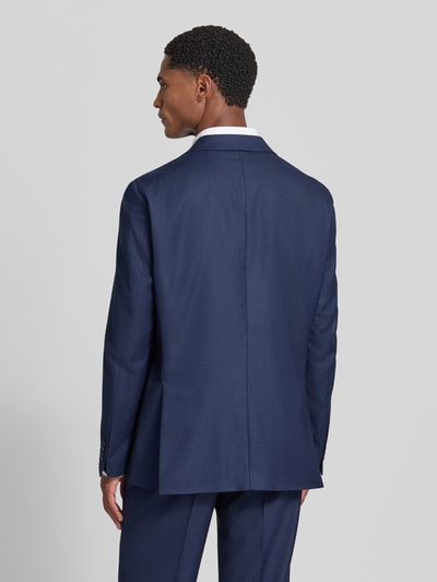 Männermodel trägt Regular Fit 2-Knopf-Sakko mit Viskose-Anteil von Christian Berg Men, dunkelblau, glatte Textur, Ganzkörperansicht Rückansicht. Material-Mix, Reverskragen, Pattentaschen, Rückenlänge 75 cm, Schulterbreite 46 cm, Ärmellänge 65 cm.
