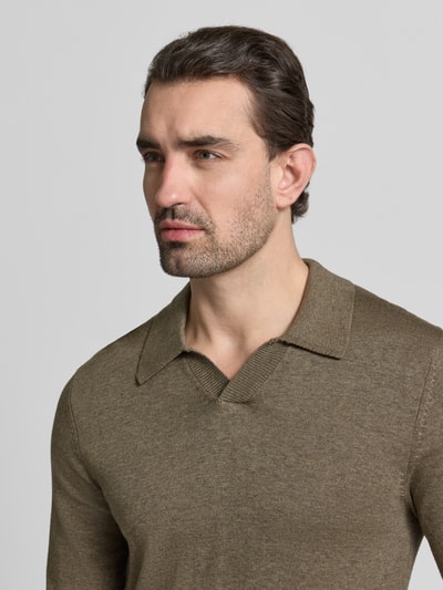 Männermodel trägt Regular Fit Longsleeve aus Lyocell-Mix Modell 'Bells' von Casual Friday in Braun mit Polo-Kragen und Strick-Optik, Nahaufnahme Oberkörper.