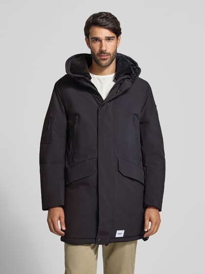 Männermodel trägt Jacke mit Pattentaschen Modell 'KADEN' von khujo, Regular Fit, Kapuze, verdeckter Reißverschluss, Ganzkörperansicht von vorne.
