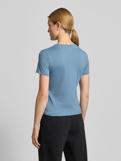 Frauenmodel trägt Regular Fit T-Shirt aus reiner Baumwolle von Tom Tailor Denim, Optik: Unifarben, Statement-Stitching, Jersey, Ganzkörperansicht Rückansicht.