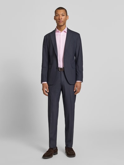 Męski model nosi Slim Fit Business-Hemd aus Baumwolle mit Kentkragen von SEIDENSTICKER, kolor różowy, krój slim fit, kołnierzyk typu kent, listwa guzikowa, bawełna, długość tyłu w rozmiarze 40: 77 cm, szerokość ramion w rozmiarze 40: 45 cm, długość rękawów w rozmiarze 40: 67 cm, widok całej sylwetki z przodu.