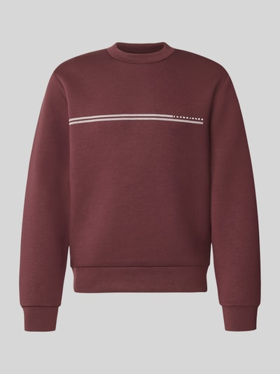 Produktfoto, bordowa bluza Relaxed Fit Sweatshirt mit Viskose-Anteil Modell 'Fusion' od JACK & JONES, Mieszanka materiałów z dodatkiem wiskozy, nadruk z logo, krój z długim rękawem, elastyczne wykończenia, długość tyłu w rozmiarze M: 66 cm, długość rękawów w rozmiarze M: 66 cm