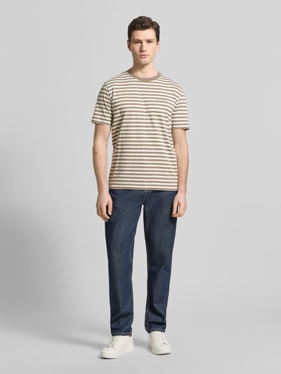 Männermodel trägt Regular Fit T-Shirt aus reiner Baumwolle von Marc O'Polo, gestreiftes Allover-Muster, kurzarm, Jersey, Ganzkörperansicht von vorne.