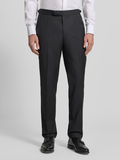 Männermodel trägt Stoffhose mit Bundfalten von Wilvorst in Schwarz, gerader Schnitt, aus Baumwoll-Mix, Ganzkörperansicht von vorne.