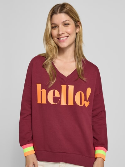 miss goodlife Sweatshirt mit Statement-Print und V-Ausschnitt Bordeaux 3