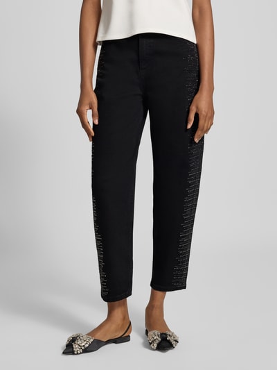 Frauenmodel trägt schwarze Jeans aus Baumwoll-Mix mit Strasssteinbesatz von Liu Jo White, lockere Passform, Nahaufnahme Unterkörper.