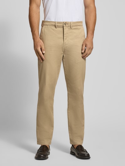 Männermodel trägt beige Straight Fit Chino aus Baumwoll-Mix Modell 'Miles' von Selected, Herren Chino, Nahaufnahme Oberkörper.