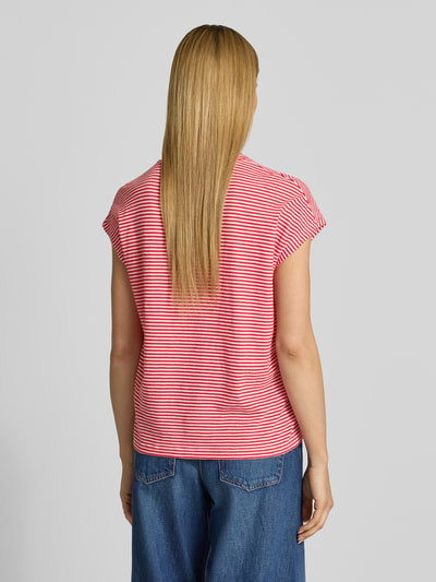 Modelka nosi damski t-shirt Loose Fit T-Shirt aus reiner Baumwolle Modell 'SLUB JERSEY STRIPE' od Armedangels, efekt: jednolity kolor, wzór w paski, detal z logo, okrągły dekolt, krótki rękaw, wykończenie: dżersej, bawełna, zdjęcie całej sylwetki z tyłu.