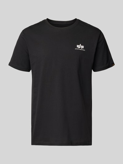 Produktfoto, schwarzes T-Shirt mit Logo und Rundhalsausschnitt von Alpha Industries aus reiner Baumwolle, Regular Fit, neutraler Hintergrund
