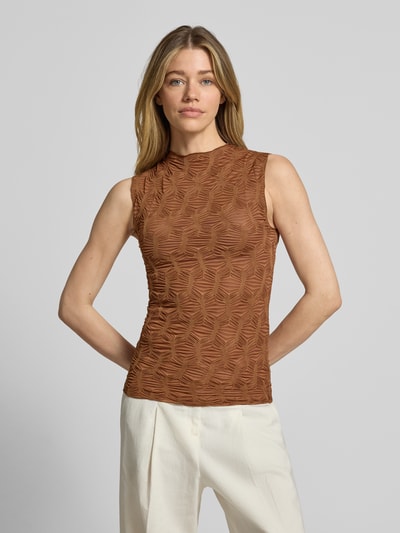 Modelka kobieca nosi Top mit Strukturmuster und Rundhalsausschnitt od Rich & Royal, brązowy, wzór strukturalny, krój slim fit, mieszanka materiałów ze stretchem, długość pleców w rozmiarze S: 64 cm, widok całej sylwetki z przodu.