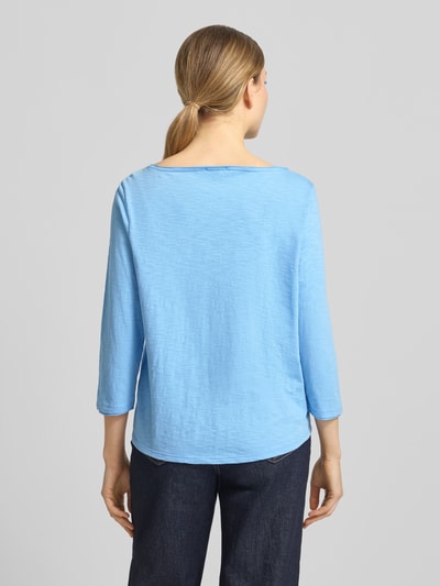 Kobiece modelka ma na sobie Regular Fit 3/4-Shirt aus reiner Baumwolle von s.Oliver RED LABEL, jasnoniebieski, jersey, melanż, krój regular fit, dekolt łódka, rękawy 3/4 z rolowanym brzegiem, widok całej sylwetki od tyłu.