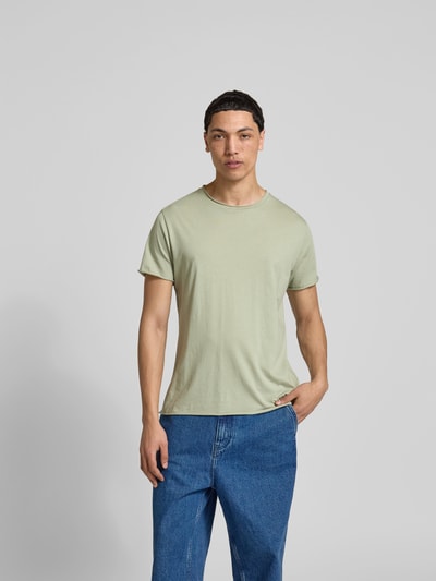 Männermodel trägt T-Shirt mit Rundhalsausschnitt von Filippa K in Hellgrün, reine Baumwolle, Regular Fit, kurze Ärmel, Ganzkörperansicht von vorne.