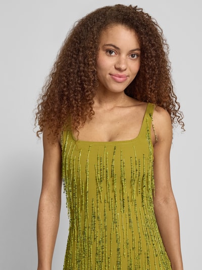 Frauenmodel trägt Minikleid mit Fransen Modell 'ELLEN' von Topshop in grün, Karree-Ausschnitt, figurbetonter Schnitt, Nahaufnahme Oberkörper.