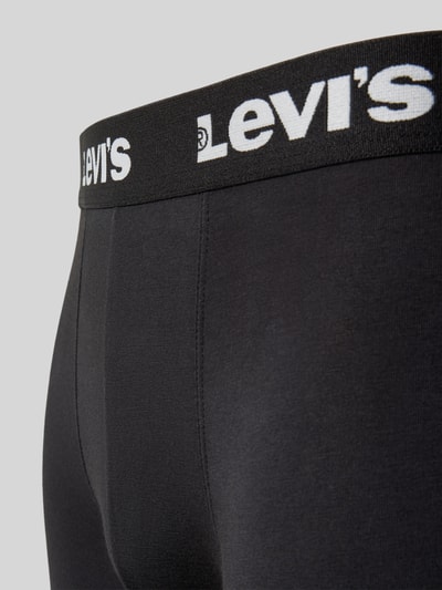 Männermodel trägt Pant & Trunk mit elastischem Label-Bund im 6er-Pack Modell 'LOGO BOXER' von Levi's®, Nahaufnahme Hüfte, Herren Pant & Trunk von Levi's®