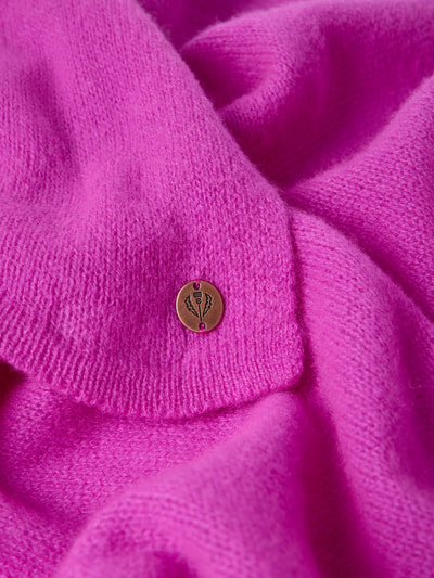 Produktfoto, Schal aus reinem Kaschmir Modell 'NOS' von FRAAS in kräftigem Pink, rechteckige Passform, weiche Strick-Optik, Detailaufnahme, Damen Schal, Maße: 64 x 194 cm