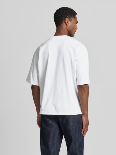 Männermodel trägt Relaxed Fit T-Shirt mit Rundhalsausschnitt von JAKE*S STUDIO MEN, Reine Baumwolle, Kurzärmelig, Rückenlänge 67 cm, Ganzkörperansicht Rückansicht.