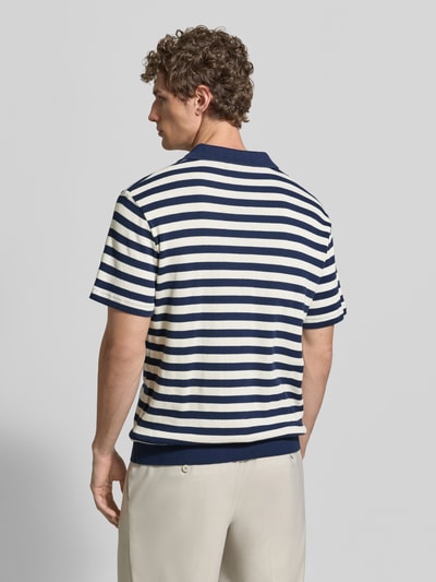 Männermodel trägt Regular Fit Poloshirt aus reiner Baumwolle von Polo Ralph Lauren, Optik:Allover-Muster, Feinstrick, Ganzkörperansicht Rückansicht.