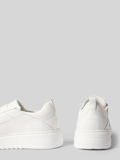 Produktfoto, Sneaker aus echtem Leder mit Logo-Detail von Copenhagen, białe sneakersy, naturalna skóra, detal z logo, zaokrąglony krój, wiązanie, wysokość obcasa w rozmiarze 44: 5 cm, wysokość cholewki w rozmiarze 44: 7 cm, szerokość w rozmiarze 44: 9 cm