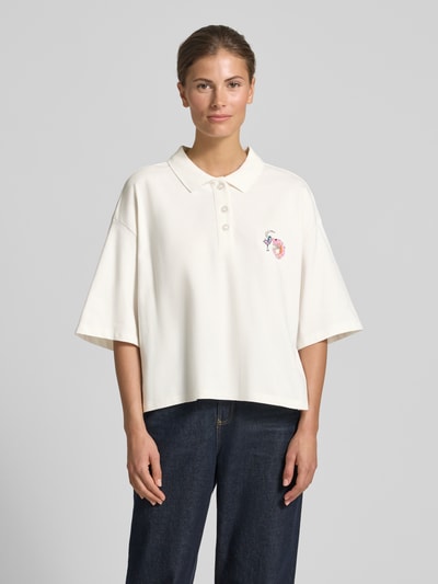 Frauenmodel trägt Cropped Poloshirt mit Ziersteinbesatz von Smith and Soul aus elastischem Baumwoll-Mix in Creme mit Polokragen, Halbarm, Rückenlänge bei Größe S 55 cm, Ganzkörperansicht von vorne.