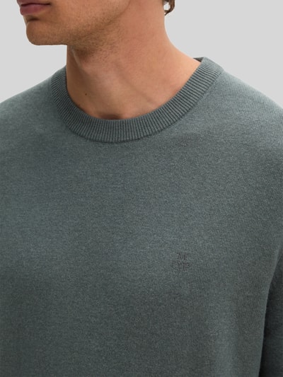 Männermodel trägt Regular Fit Pullover aus Baumwoll-Mix mit Schurwoll-Anteil von Marc O'Polo in Graugrün, Nahaufnahme Oberkörper. Herren Pullover von Marc O'Polo