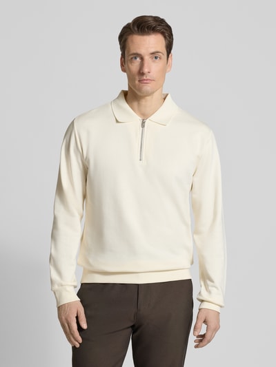 Männermodel trägt Sweatshirt mit Polokragen und Reißverschluss von Lindbergh in Creme, Baumwoll-Mix, Regular Fit, Ganzkörperansicht von vorne.