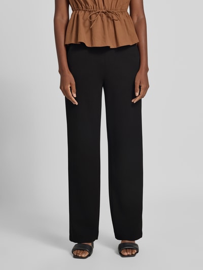 Vrouwenmodel draagt zwarte regular fit wijdte broek met zij-steekzakken model 'PALINA' van Raffaello Rossi, dames. Nahaufnahme onderlichaam.