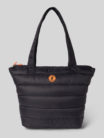 Produktfoto, Shopper mit Label-Detail Modell 'CARON' von SAVE THE DUCK in Schwarz mit Steppnähten, orangefarbenes Label, trapezform, glatte Textur, Hauptfach mit Reißverschluss, Tragehenkel sichtbar, Damen Shopper aus Nylon
