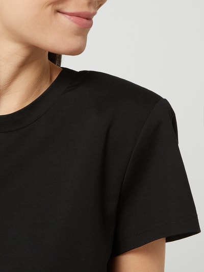 Designers Remix T-shirt z poduszkami na ramionach model ‘Modena’ Czarny 3