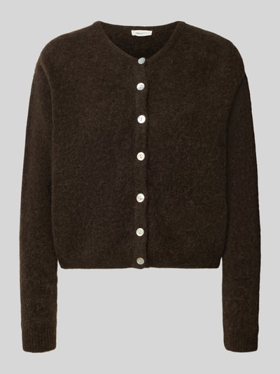 Produktfoto, ciemnobrązowy kardigan wełniany Relaxed Fit Cardigan aus Woll-Alpaka-Mix Modell 'VITOW' od American Vintage, Imitacja dzianiny, elastyczna mieszanka wełny i alpaki, listwa guzikowa, okrągły dekolt, długość tyłu w rozmiarze S 52 cm, długość rękawów w rozmiarze S 56 cm