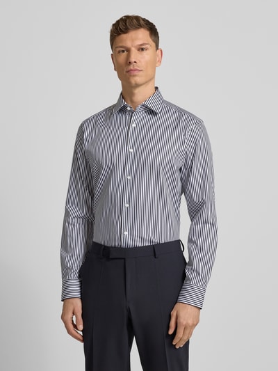 Männermodel trägt Regular Fit Businesshemd aus reiner Baumwolle Modell 'JOE' von BOSS, Optik:Allover-Muster, gestreift, Ganzkörperansicht von vorne