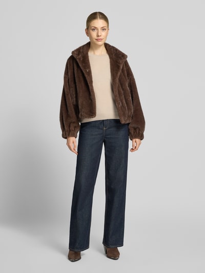 Kobieta modelka nosi Slim Fit Strickpullover aus reinem Kaschmir od Christian Berg Woman, krój slim fit, kaszmir, taliowany, elastyczne wykończenia, długość tyłu dla rozmiaru S: 54 cm, długość rękawów dla rozmiaru S: 65 cm, jasny beż, gładka tekstura, pełny widok z przodu.