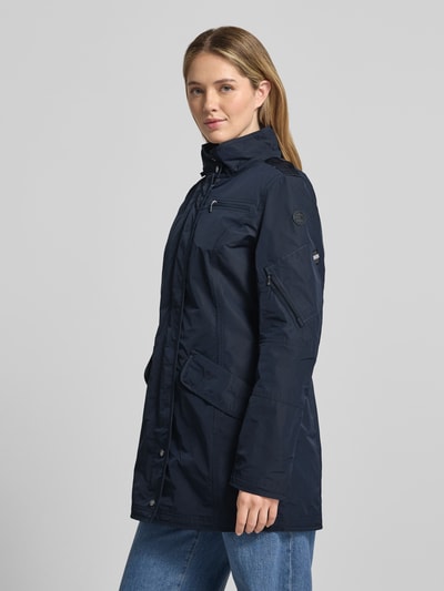Vrouwenmodel draagt Jacke mit Kapuze und Pattentaschen van Gil Bret in donkerblauw, getailleerd fit, met kap, steekzakken en verborgen rits, vooraanzicht heuphoogte.