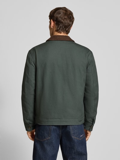 Männermodel trägt Regular Fit Jacke aus reiner Baumwolle von MCNEAL, dunkelgrün, Umlegekragen, Rückansicht, Ganzkörperansicht.