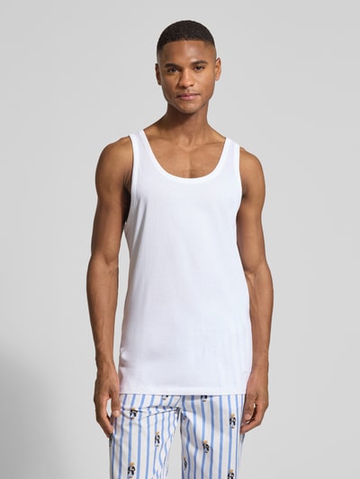 Männermodel trägt weißes Tank Top mit Label-Detail im 3er-Pack Modell 'Modern' von BOSS, schlichter Look, Nahaufnahme Oberkörper.